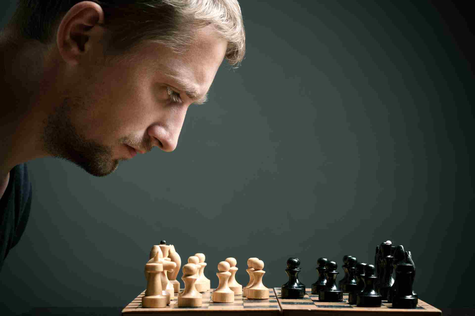 Мысленные игры. Шахматист думает. Шахматы люди. Шахматист задумался.